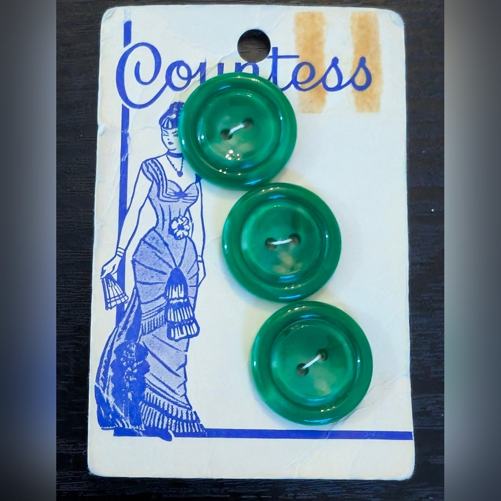 Vintage 'Countess' Brand Emerald Green Plastic Buttons on Original Card